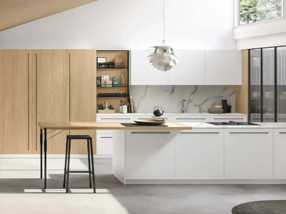 Base and wall units in matt Absolute White PET. Columns and snack bar in Sole Oak. Calacatta HPL top. Columns with ribbed glass doors.